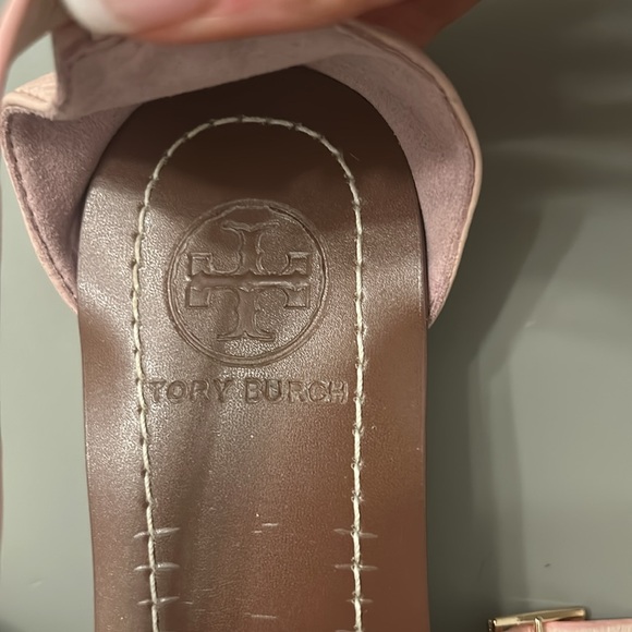 Tory Burch Phoebe Flat Thong Leather Logo Sandals. - Picture 2 of 6